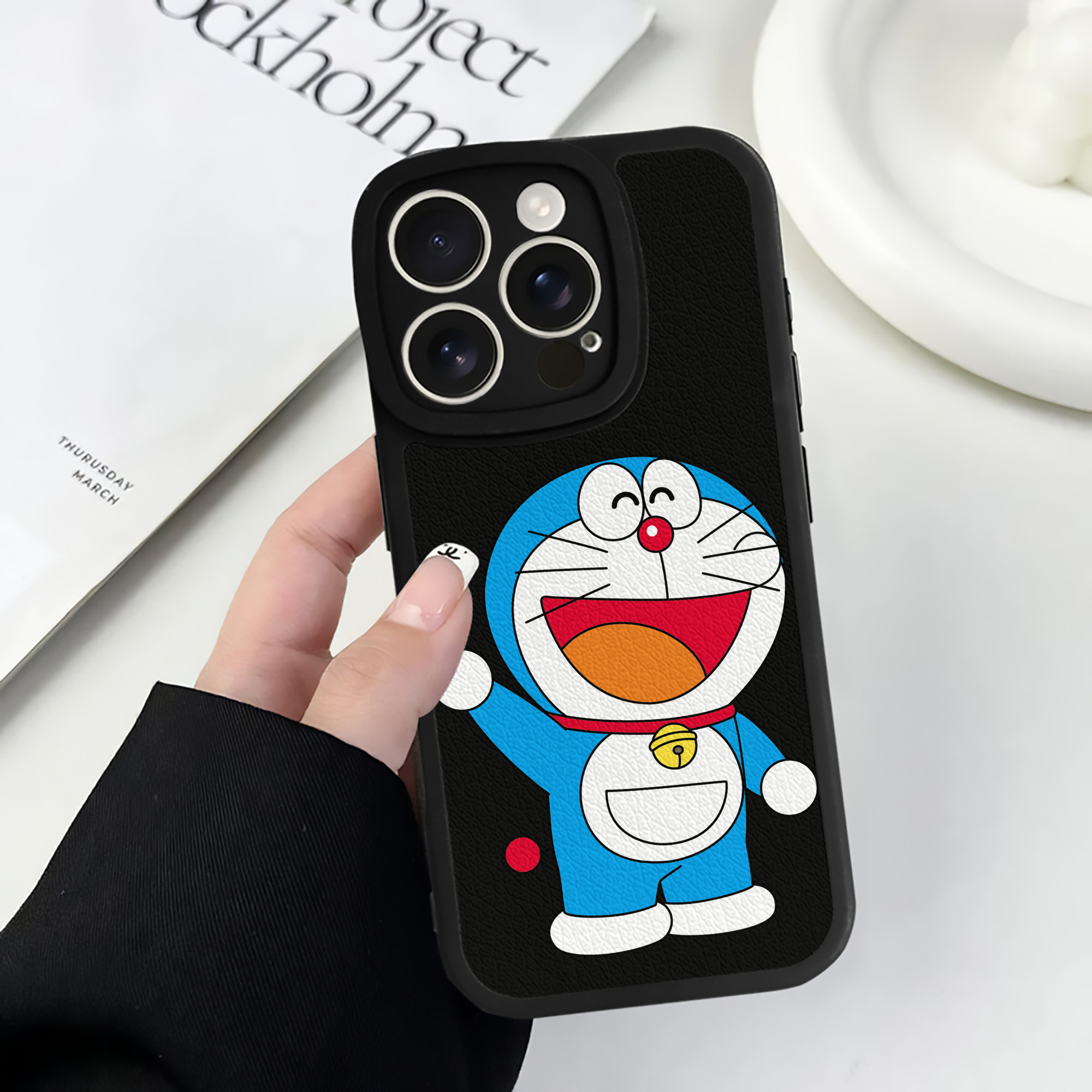 （画像用） ドラえもん Doraemon 【iPhone 16シリーズ対応】シリコンスマホケース（レザー調） 材質：シリコン